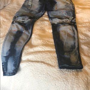 Acid washed begging tapered leg
